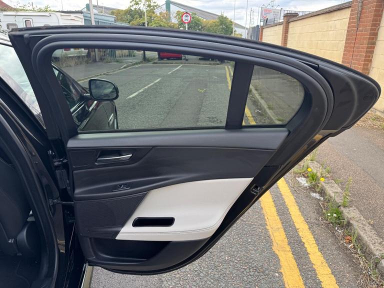 2017 Jaguar XE 2.0d R-Sport Auto Euro 6 (s/s) 4dr SALOON Diesel Automatic