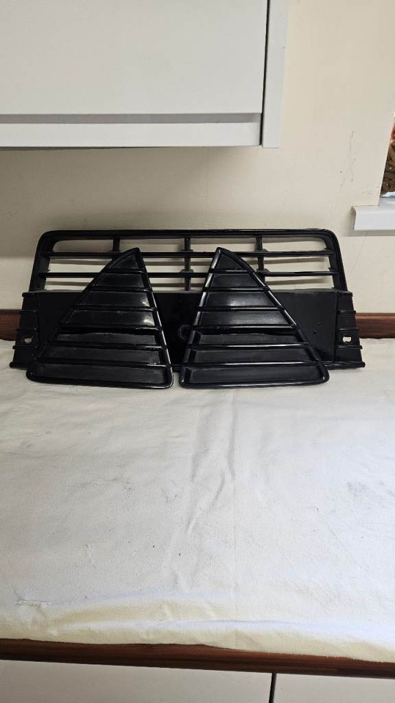 FORD FOCUS MK3 TITANIUM X FRONT GRILLS AND LOWER SIDE GRILLS IN BLACK 