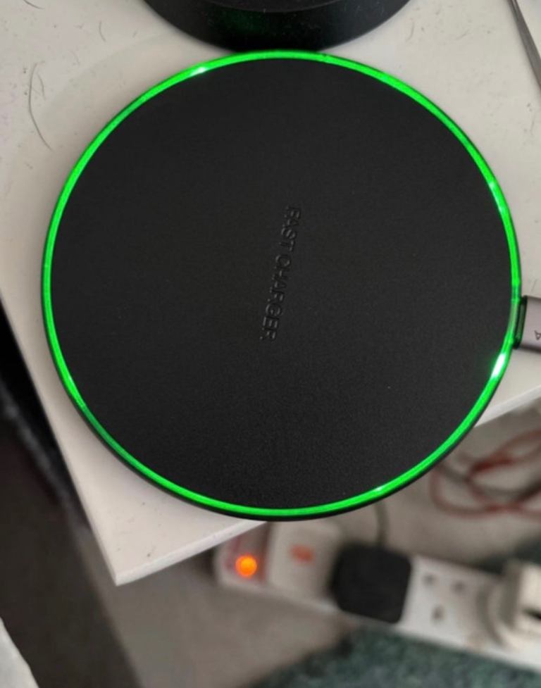 FAST CHARGER Universal Wireless Charger for iPhone & Samsung Devices