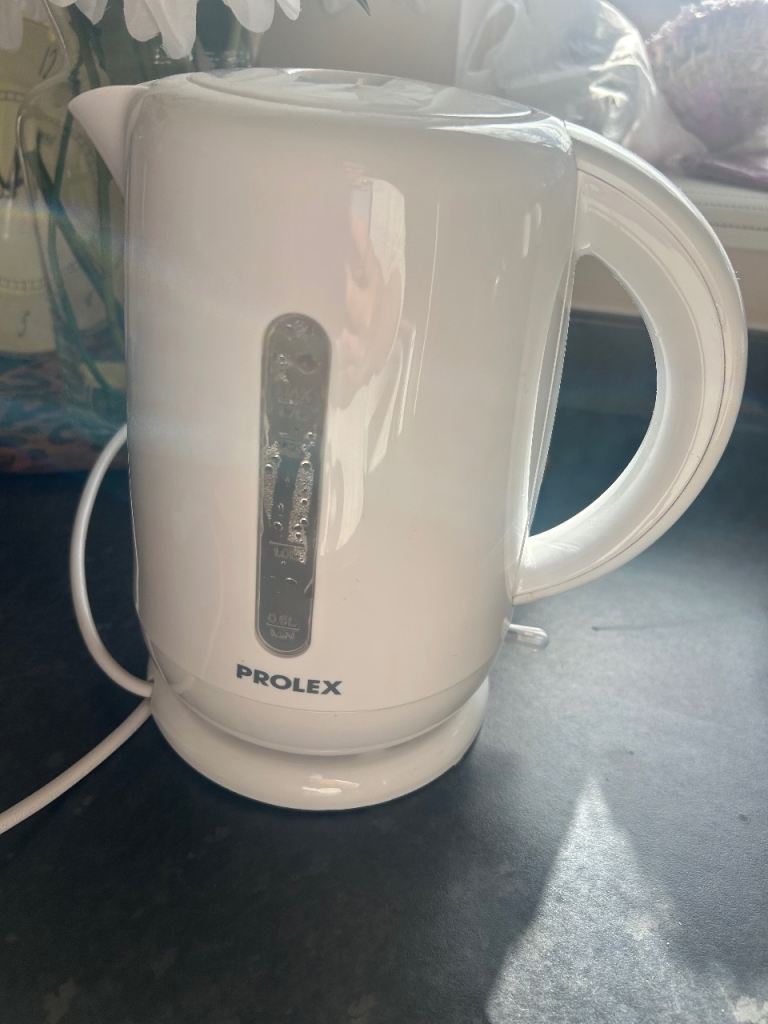 White kettle 