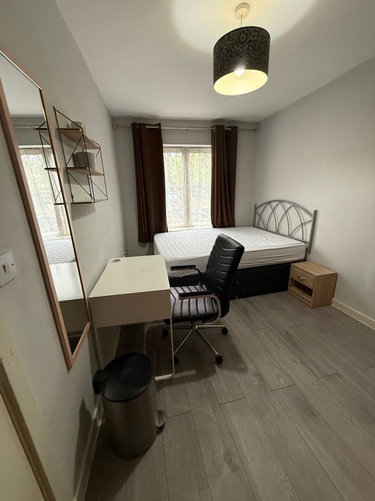 Ensuite room in friendly house share