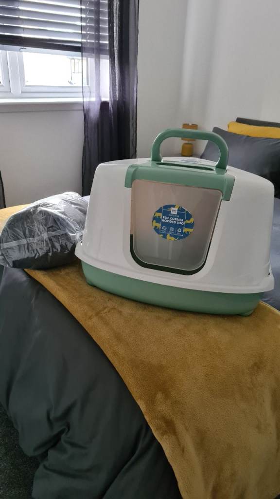 Brand New Cat/Dog Bed and good as new Corner Hooded Litter Tray