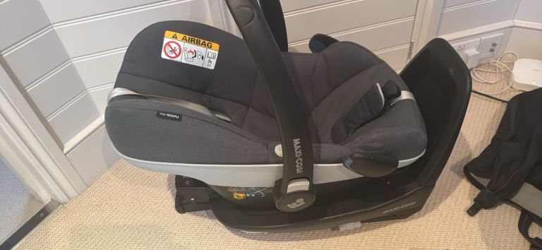 Maxi Cosi Pebble Pro - Infant Car Seat + iFix Base 