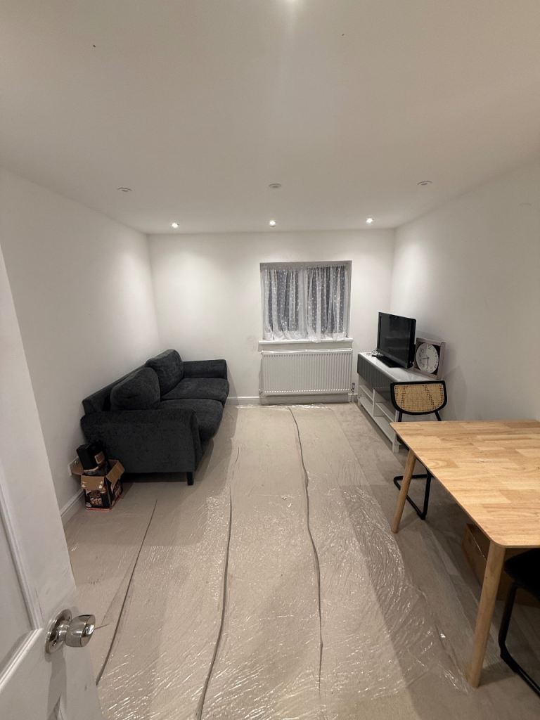 Spacious 2 rooms available for only single female 