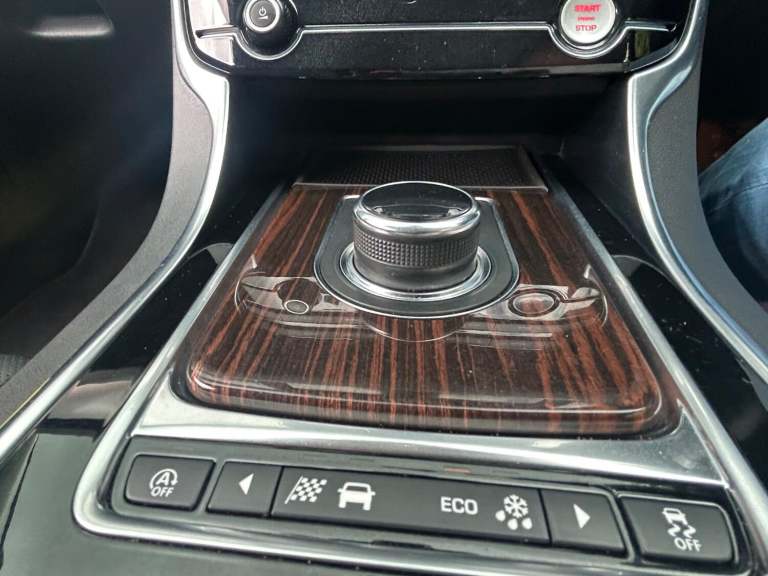 JAGUAR XF 2.0 T 250*PORTFOLIO ESTATE*Xenons-Meridian-FSH-ULEZ-Cam-Pronav*Superb