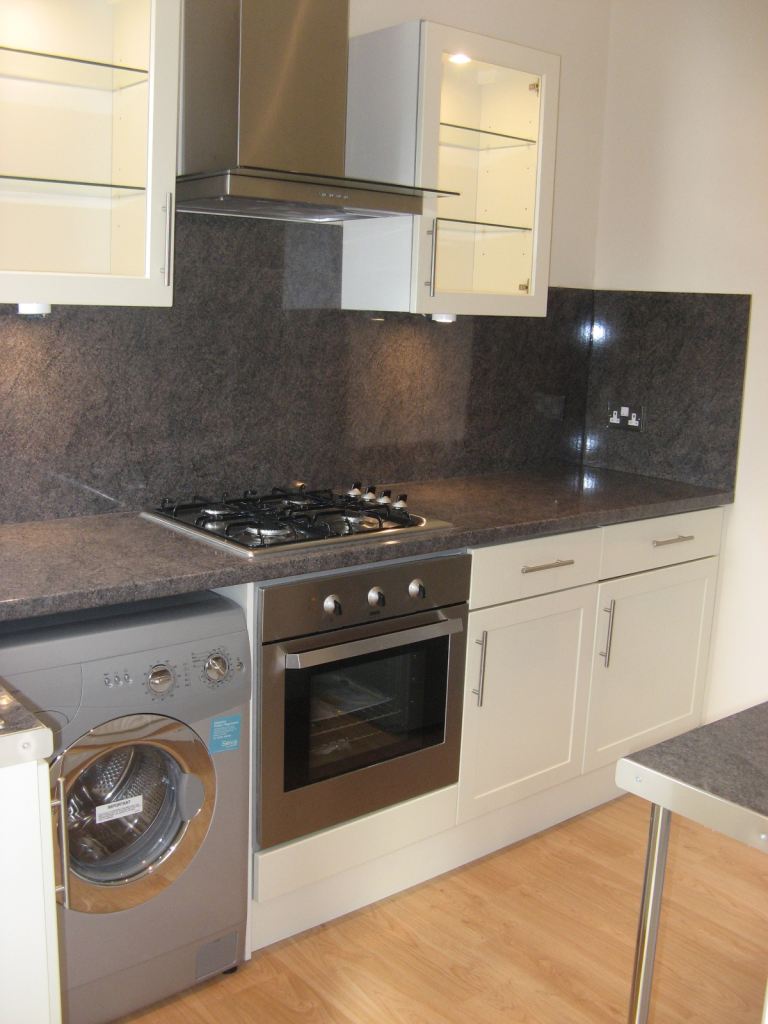 One Bed flat Victorian 2nd Floor Flat, 8 minutes walk from Surbiton Station 