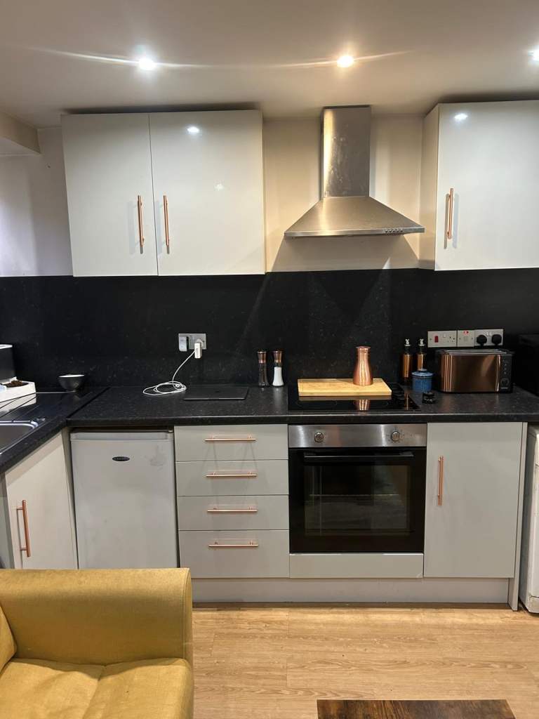 One bed main door in Smithfield  Street off Georgie Road. £970. No Deposit 