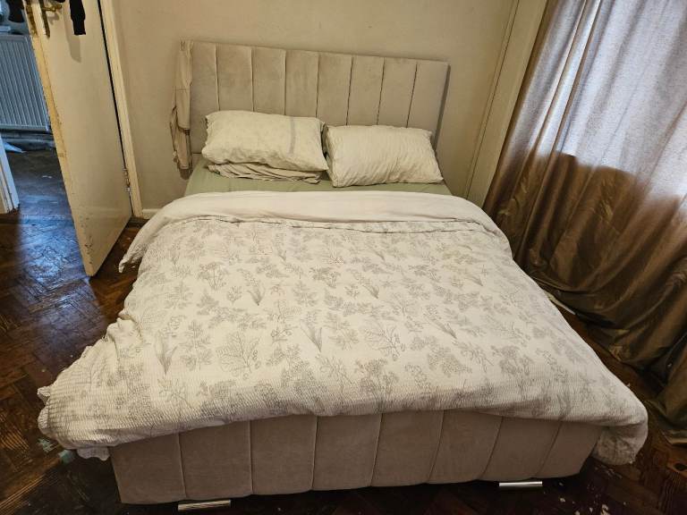 Kingsize bed and mattress 