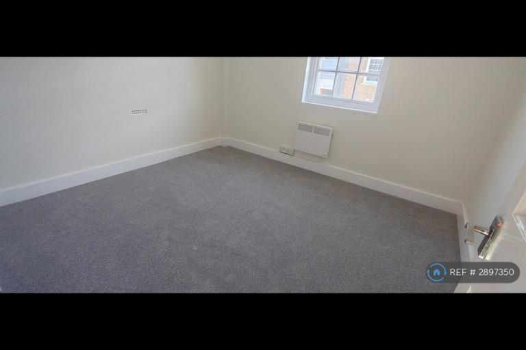 2 bedroom flat in Crendon St, High Wycombe, HP13 (2 bed) (#2897350)