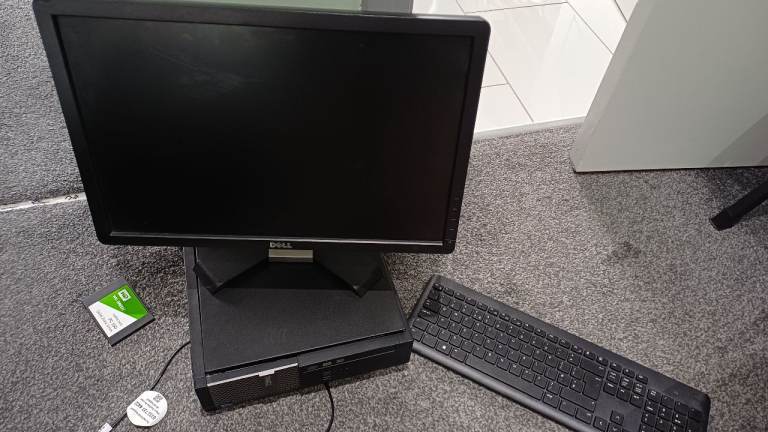 Dell Pc core i5 no hard drive keyboard speakers and monitor