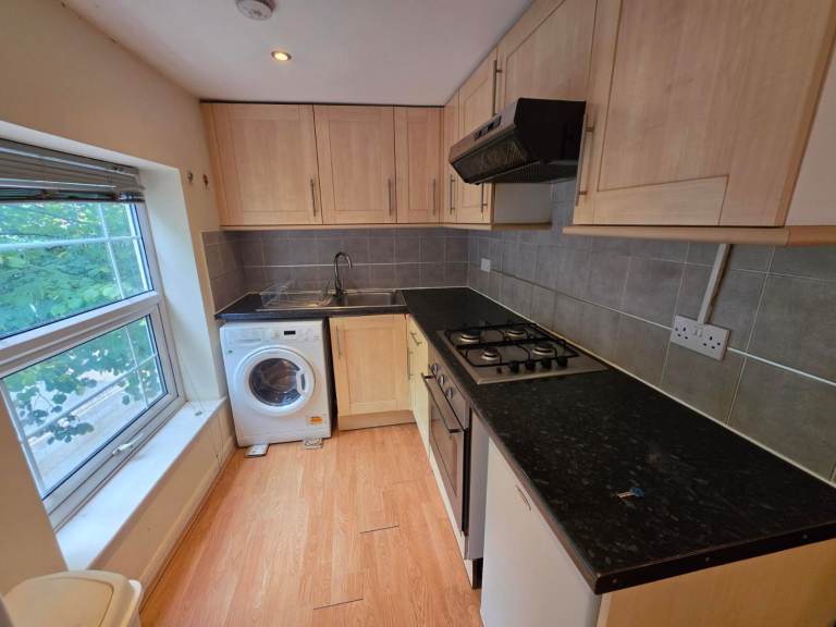 Spacious 1-Bed Flat on Sutton High Street – Steps from Sutton Shopping Centre!