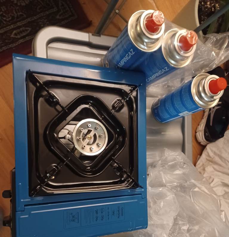 Halfords Portable Gas Stove plus x4 gas canisters. 