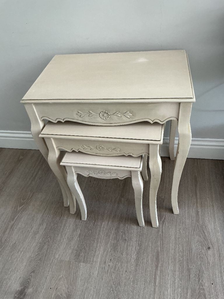 Set of 3 nesting tables.