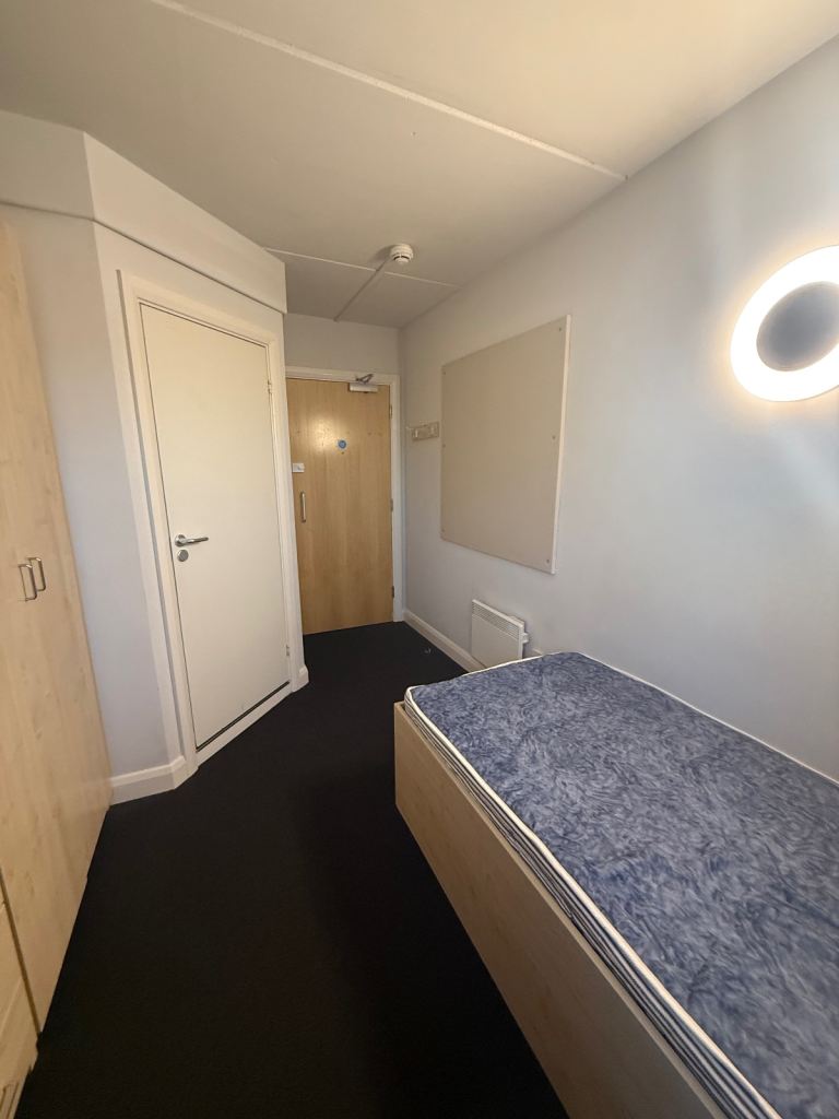 Nottingham student- contract take over- en-suite room available now