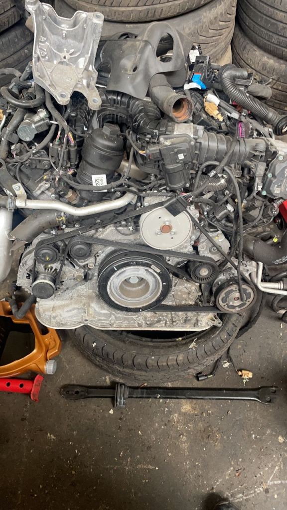 PORSCHE MACAN BREAKING 