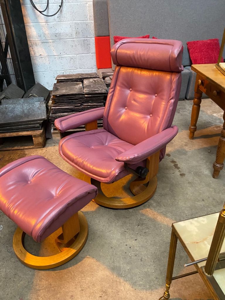 VINTAGE 70s ERKONESS STRESSLESS LOUNGE CHAIR AND MATCHING FOOTSTOOL ,OVERALL CONDITION IS GOOD,