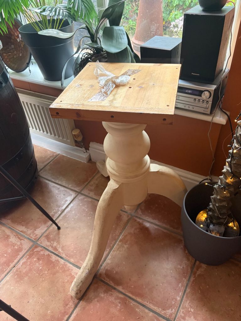Pine round kitchen table