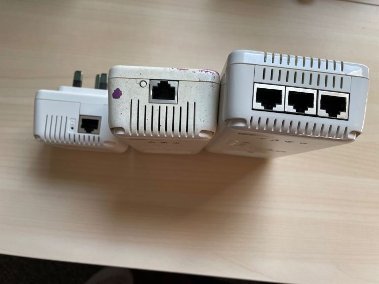 DEVOLO dlan 500 WiFi POWERLINE ADAPTER BOOSTER EXTENDER with Add-On wifi and 3 ports 