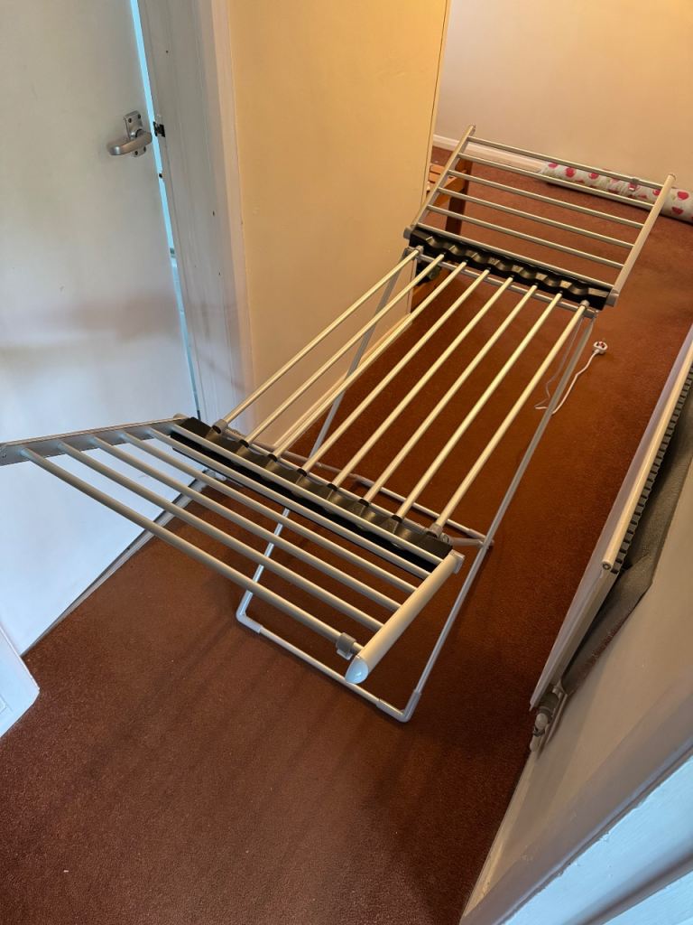 Heated clothes airer