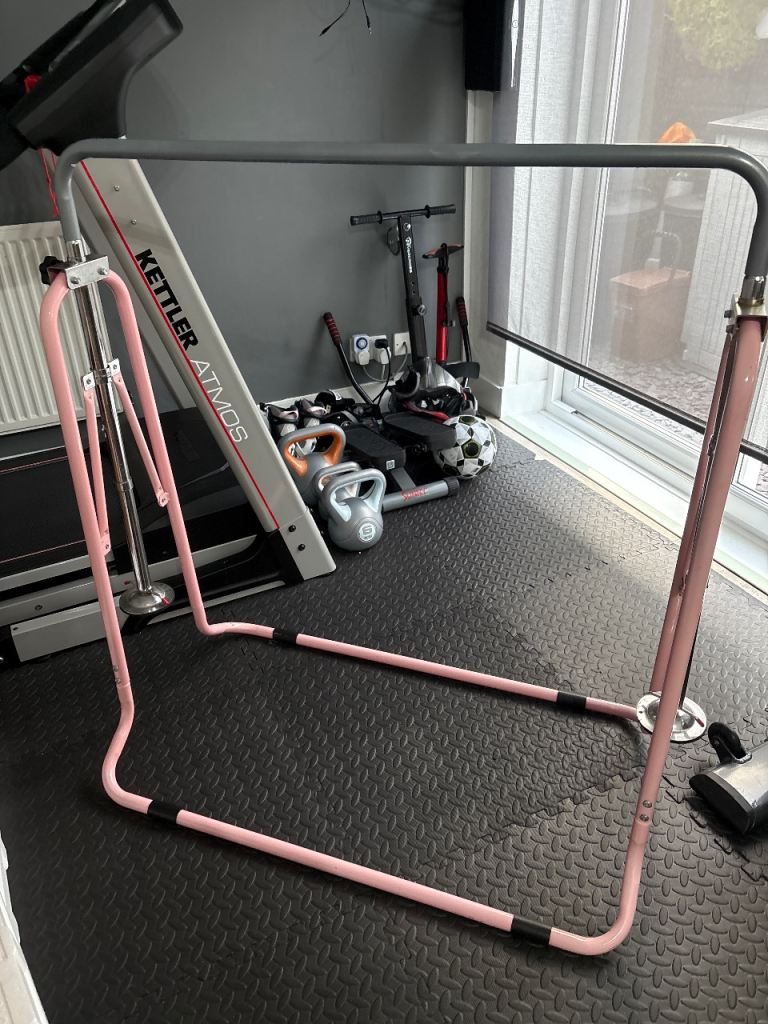 Adjustable kids gymnastics bar 