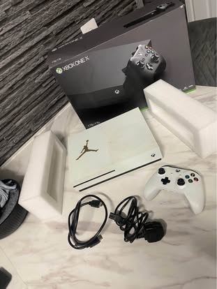 Xbox one s computer gaming console with controller, power lead and hdmi cable boxed 1TB