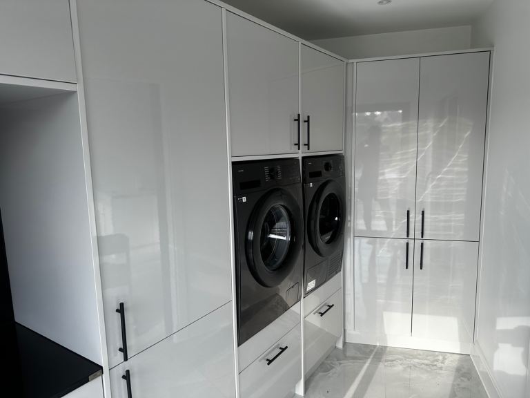 KITCHEN DOORS AND DECOR END PANELS HIGH GLOSS X 15 DOORS PEBBLE GREY COLOUR FROM WREN KITCHEN 