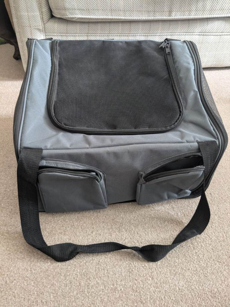 Fabric cat carrier 