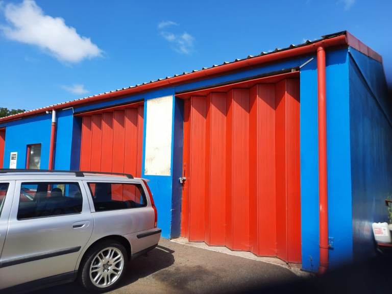 Spacious 800 sq. ft. Commercial Unit for Rent - Ideal for Storage/Workshop/Car Mechanic/Etc.