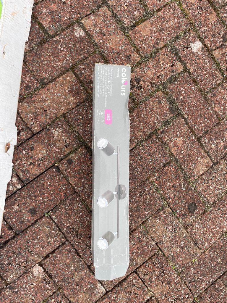 3 integrated LED spotlight bar