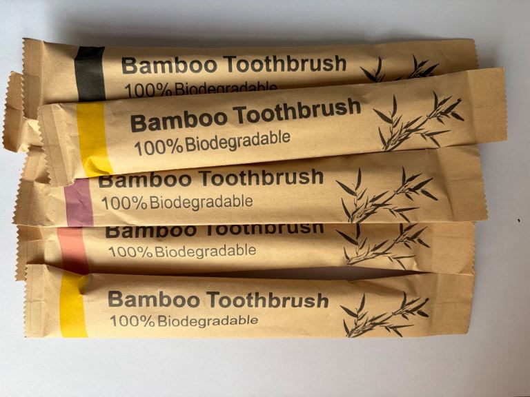 6 x wooden toothbrushes 