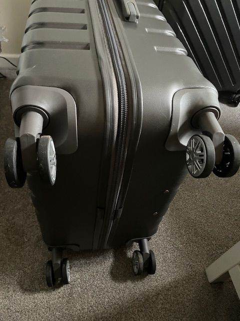 2x Large Hard Shell Suitcases – Excellent Condition – Matching Set – Grey