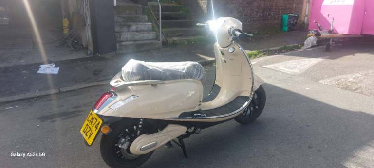 2024 74 REG  ROAD LEGAL ELECTRIC SCOOTER  MAKE: PUSA E-fun 3000W  CN74 DVZ WITH MIRRORS AND CHARGER