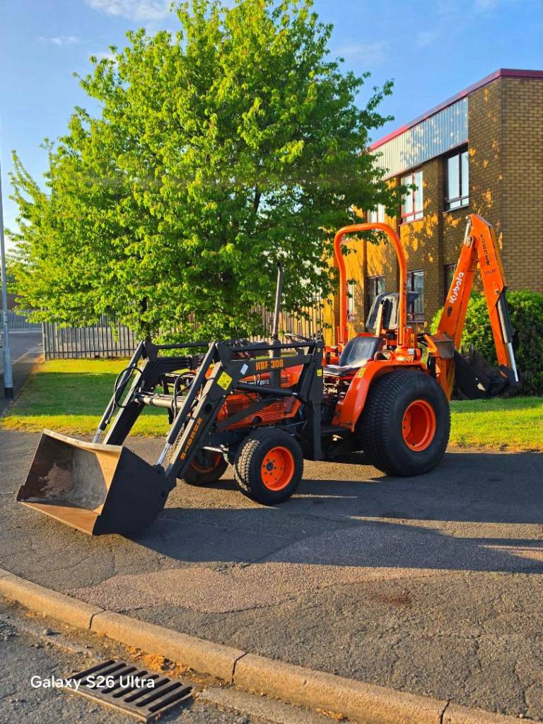 Kubota B8200 4WD Compact Tractor Front Loader & Backhoe 