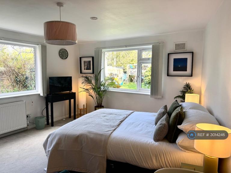 1 bedroom flat in Worthing, Worthing, BN14 (1 bed) (#3014246)