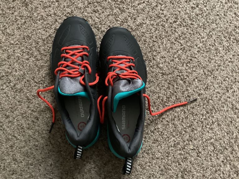 Cycling shoes with cleats