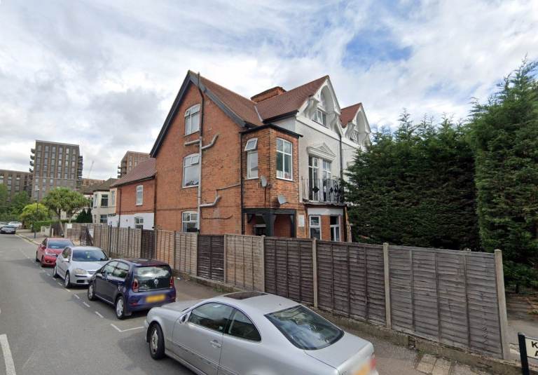 image for Spacious studio flat to rent in Harrow - Kenton Road