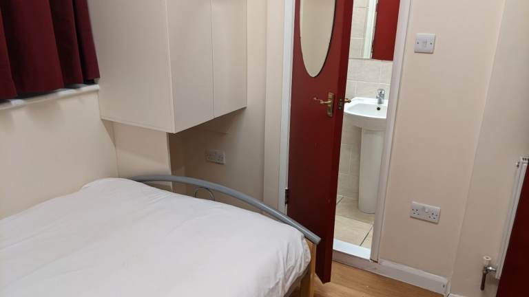 Double Ensuit  wiith Bills £800