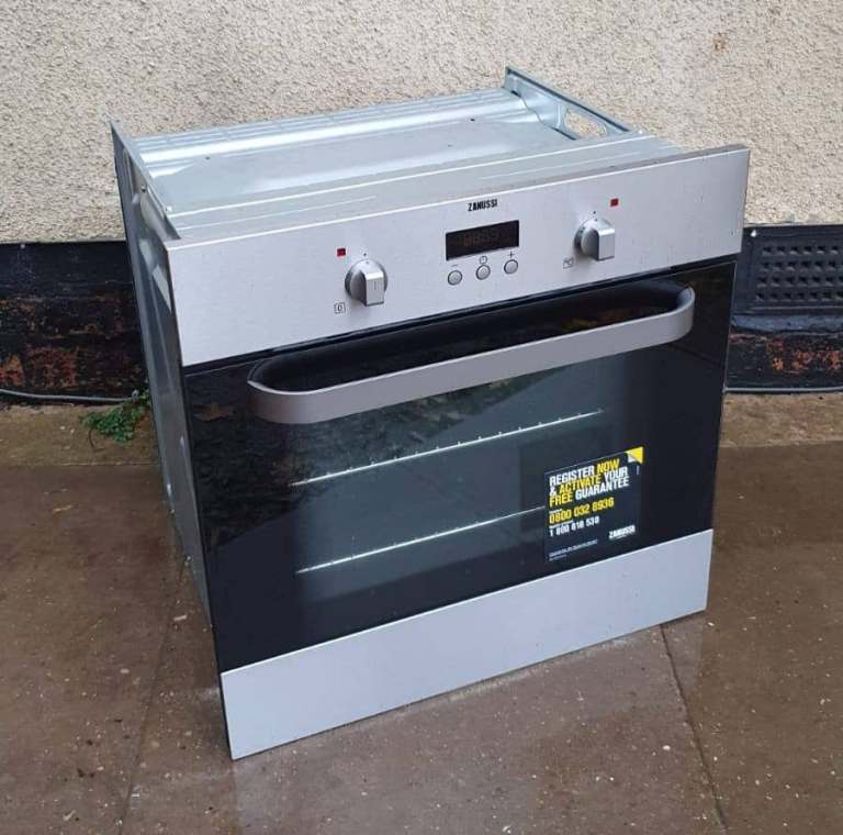 BUILT IN OVEN: ZANUSSI * works on ordinary plug *- DELIVERY AVAILABLE 