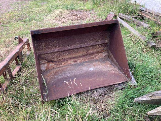 Tractor loader bucket