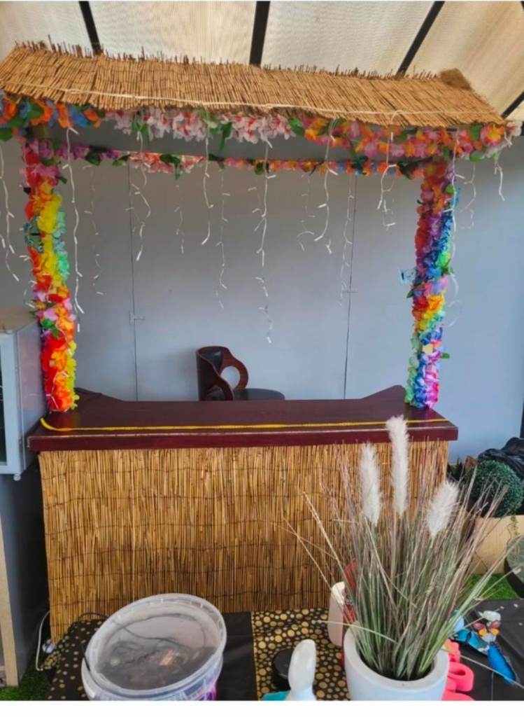 Tiki Drinks Bar, Garden Bar, Great for Parties 