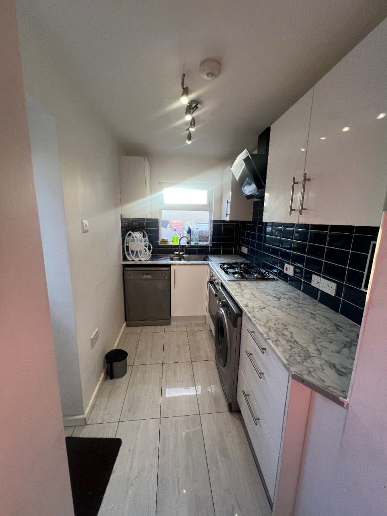 Semi detached House to let