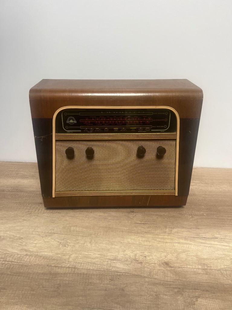 Vintage Raymond Valve Radio please see details 