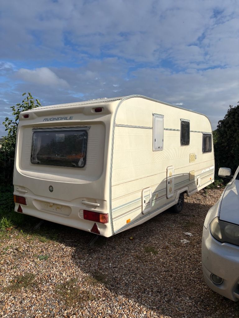 2000 Avondale 6 berth caravan 