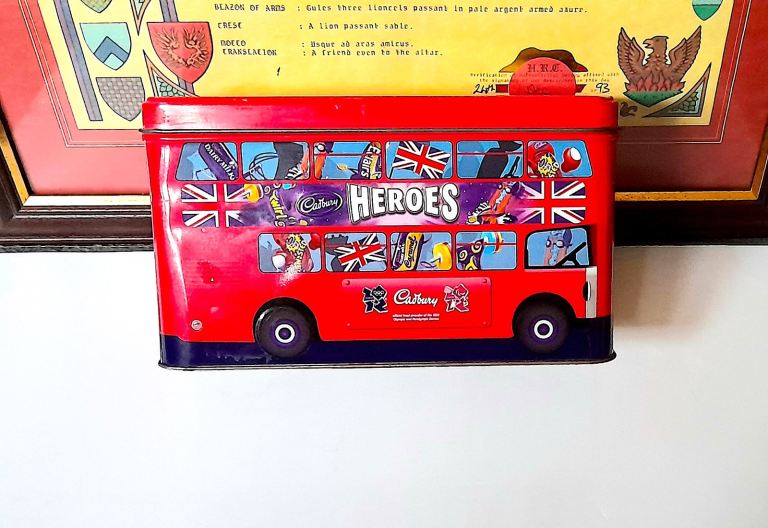 COLLECTABLE LIDDED TIN - 2012 LONDON OLYMPIC - CADBURY HEROES BUS 18 x 10 cm GOOD