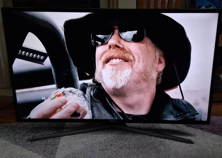 Samsung 40in flat screen, smart tv  LED-backlit LCD TV - Smart TV Model: UE40MU6120K