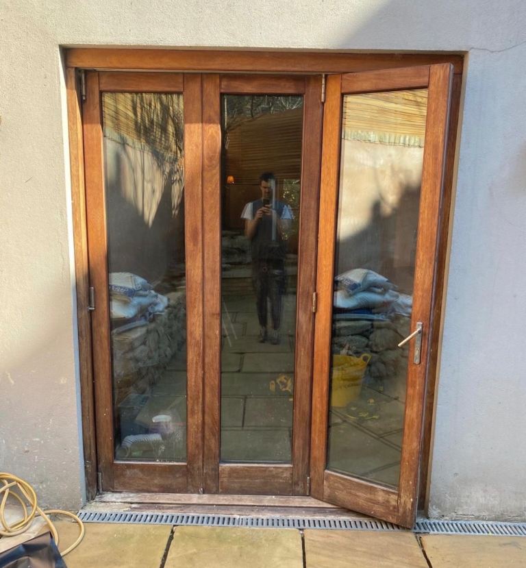 Bifold door, must be uninstalled