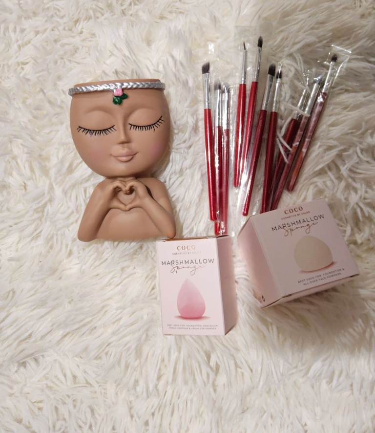 Make up brush  holder +brushes /2 boxed makeup sponges🩷