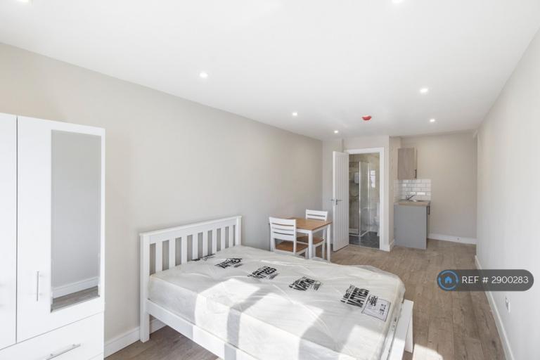 Studio flat in Barnett Wood Lane, Ashtead, KT21 (#2900283)