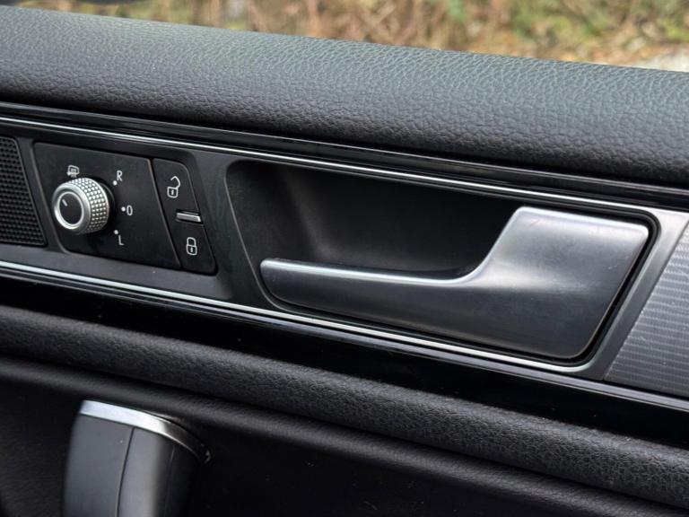 2016 Volkswagen Touareg 3.0 TDI V6 BlueMotion Tech R-Line Tiptronic 4WD Euro 6 (s/s) 5dr ESTATE D...