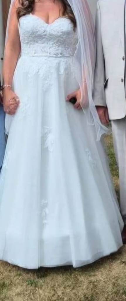 Beautiful White Wedding Dress with Veil – Size 12-14, Good Condition